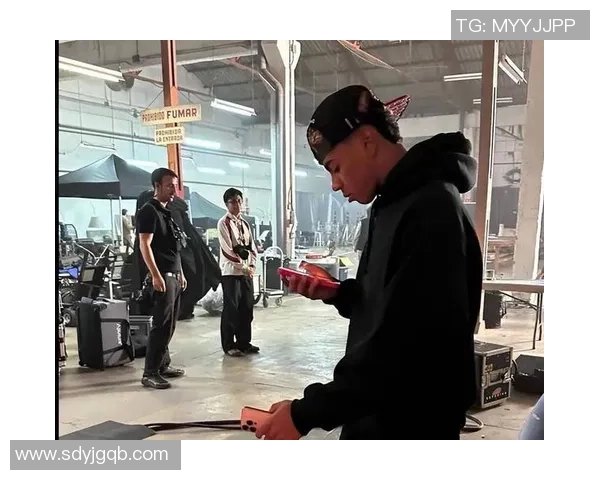 足球明星夜店狂欢揭秘球场外的奢华生活与绯闻故事 足球明星夜店狂欢揭秘球场外的奢华生活与绯闻故事